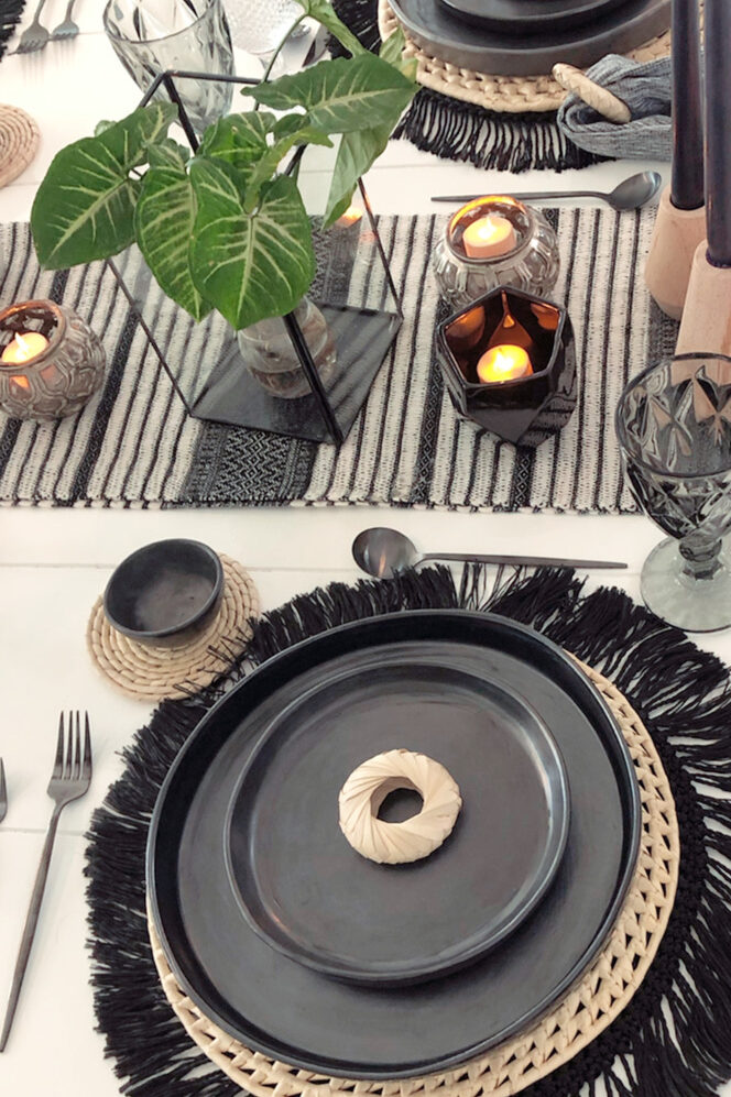 Montaje de mesa con barro negro, palma y textil de rayas – ArtPerpetuum